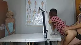 दो नॉटी गर्ल्स गायनेकोलॉजिस्ट को उनके साथ प्ले करने देती हैं