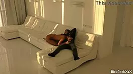 ब्लैक एशियन टीं 18+ सफेद कमरे में रेड कॉक पर सवार होती