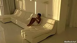 ब्लैक एशियन टीं 18+ सफेद कमरे में रेड कॉक पर सवार होती