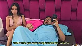 तो, मैं अपने लवर के साथ हूं, और वो लिक करते समय एक्सीडेंटली इसे मेरे अस में शोव करता है। क्या वाइल्ड मिस्टेक!