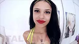 इटालियाना, क्यूट टैटूड इटालियन लड़की, वाइल्ड पीओवी में ह्यूज कॉक ब्लोजॉब चूसती है