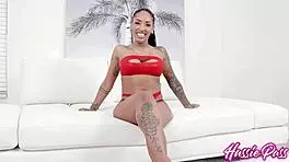 कोना जेड लेती है 12 इंच हवाईयन एनल डेमियन डेस्की से