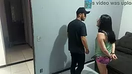 गृहिणी पुलिसवाले को गैंड से आजादी का भुगतान करती है