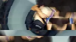 गृहिणी पुलिसवाले को गैंड से आजादी का भुगतान करती है