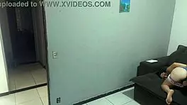 गृहिणी पुलिसवाले को गैंड से आजादी का भुगतान करती है