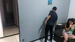 गृहिणी पुलिसवाले को गैंड से आजादी का भुगतान करती है