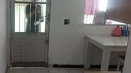 गृहिणी पुलिसवाले को गैंड से आजादी का भुगतान करती है