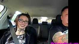 Chica Tatuada En Casting Ardiente Besos Y Acción Caliente En El Auto Rumbo Al Hotel