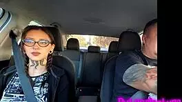 Chica Tatuada En Casting Ardiente Besos Y Acción Caliente En El Auto Rumbo Al Hotel