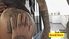 Guia sexual featuring Evelyn Buarque's allure