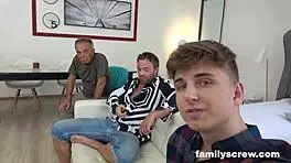 स्लट्टी मेड फैमिली को चोदती है और ग्रैंडपा को हिलाती है