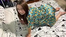 उत्साहित सौतेला पिता अपनी सौतेली बेटी के साथ रियल एमेच्योर सेक्स फिल्म करता है