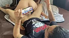 � Mi Hermanastro Esta Jugando Con Su Celular Y Yo Le Voy A Chupar La Polla Hasta Que Pierda La Partida - Porno En Espa�ol