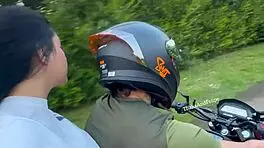 सुंदर पेटाइट 18+ यूनिवर्सिटी गर्ल लॉन्ग-डिस्टेंस बॉयफ्रेंड को धोखा देती है और डॉगीस्टाइल से राइड करती है।