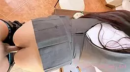 कॉलेज लातीना डॉगीस्टाइल में झुकी हुई, उंगलियों से चोदाई और मुंह में जाल