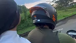 सुंदर पेटाइट 18+ यूनिवर्सिटी गर्ल लॉन्ग-डिस्टेंस बॉयफ्रेंड को धोखा देती है और डॉगीस्टाइल से राइड करती है।