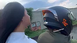 सुंदर पेटाइट 18+ यूनिवर्सिटी गर्ल लॉन्ग-डिस्टेंस बॉयफ्रेंड को धोखा देती है और डॉगीस्टाइल से राइड करती है।