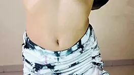 प्यारी हॉर्नी लड़की मोमबत्ती की तरह लंड चूसती है! मिशनरी क्रीमपाई के बाद बड़ा गंद क्लोज-अप।