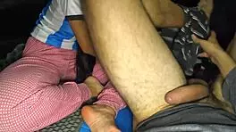 la invito a acampar y la follo sin condon debajo de su pijama