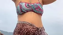 fiquei peladinha na praia e peguei no pau duro do cara