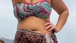 fiquei peladinha na praia e peguei no pau duro do cara