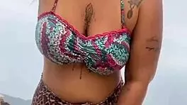 fiquei peladinha na praia e peguei no pau duro do cara