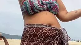 fiquei peladinha na praia e peguei no pau duro do cara