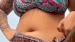 fiquei peladinha na praia e peguei no pau duro do cara