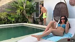 दुबली गृहिणी पति के जाने पर पूल क्लीनर से चुदती है