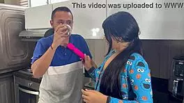 मोटी बीवी प्लंबर को डीपथ्रोट और चोदाई के लिए लुभाती है