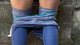 ella baja sus jeans for outdoor fun with sexy ass