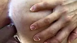 ella baja sus jeans for outdoor fun with sexy ass