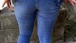 ella baja sus jeans for outdoor fun with sexy ass