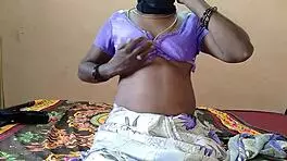 लड़की बेड पर अपनी चूत में वाइब्रेटर डालती है