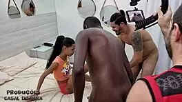 bastidores da gravação com a novinha karolzinha gozando muito com duas picas na buceta ao mesmo tempo em outubro de 2022