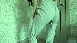 पेटाइट 18+ लड़की डेस्परेशन पेशाब घरेलू वीडियो में