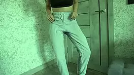 पेटाइट 18+ लड़की डेस्परेशन पेशाब घरेलू वीडियो में