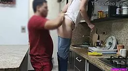 हम घर पर अकेले थे और मैंने अपने स्वादिष्ट दोस्त का फायदा उठाया