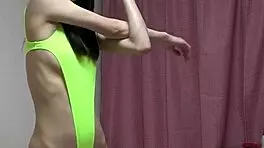 पेटाइट लड़की लियोटार्ड से बिकिनी में बदलती है