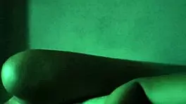 स्टीपमॉम स्टीपसन को जर्क करती है जबकि स्टीपडॉटर उसे टीज करती है