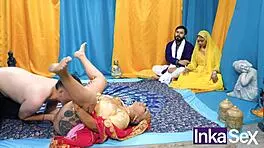 कर्वी इंडियन मिल्फ टैबू फ्लैशिंग में बड़े नैचुरल टिट्स से लुभाती है