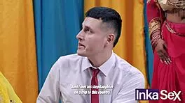 कर्वी इंडियन मिल्फ टैबू फ्लैशिंग में बड़े नैचुरल टिट्स से लुभाती है