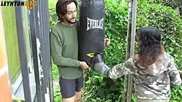 vecina practica boxeo, me noquea y consuela con consuelo rapido