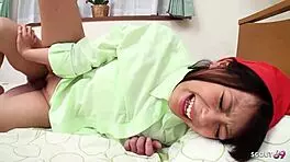 जापानी मेड छोटे 18+ वर्जिन गाय को फर्स्ट फक में हेल्प करती है