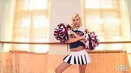 brown-eyed cheerleader blondie tracy lindsay stretches her wet teen pussy in gym