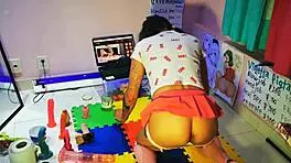 MIRANDO COMO SE FOLLAn a una COLEGIALA teen 18+ otaku mientras ME MASTURBO con mi dildo