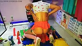 MIRANDO COMO SE FOLLAn a una COLEGIALA teen 18+ otaku mientras ME MASTURBO con mi dildo