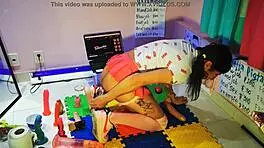 MIRANDO COMO SE FOLLAn a una COLEGIALA teen 18+ otaku mientras ME MASTURBO con mi dildo