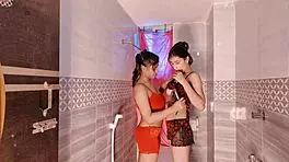 गॉर्जस नेचुरल टिट देसी को ऐनल और चूत चोदाई मिलती है, बहुत हॉर्नी और रंडी