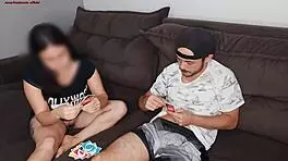 Chamei O Vizinho Pra Jogar Uno Sem Calcinha Enquanto Marido Trabalha, Recebendo Handjob e Sexo com Monster Cock